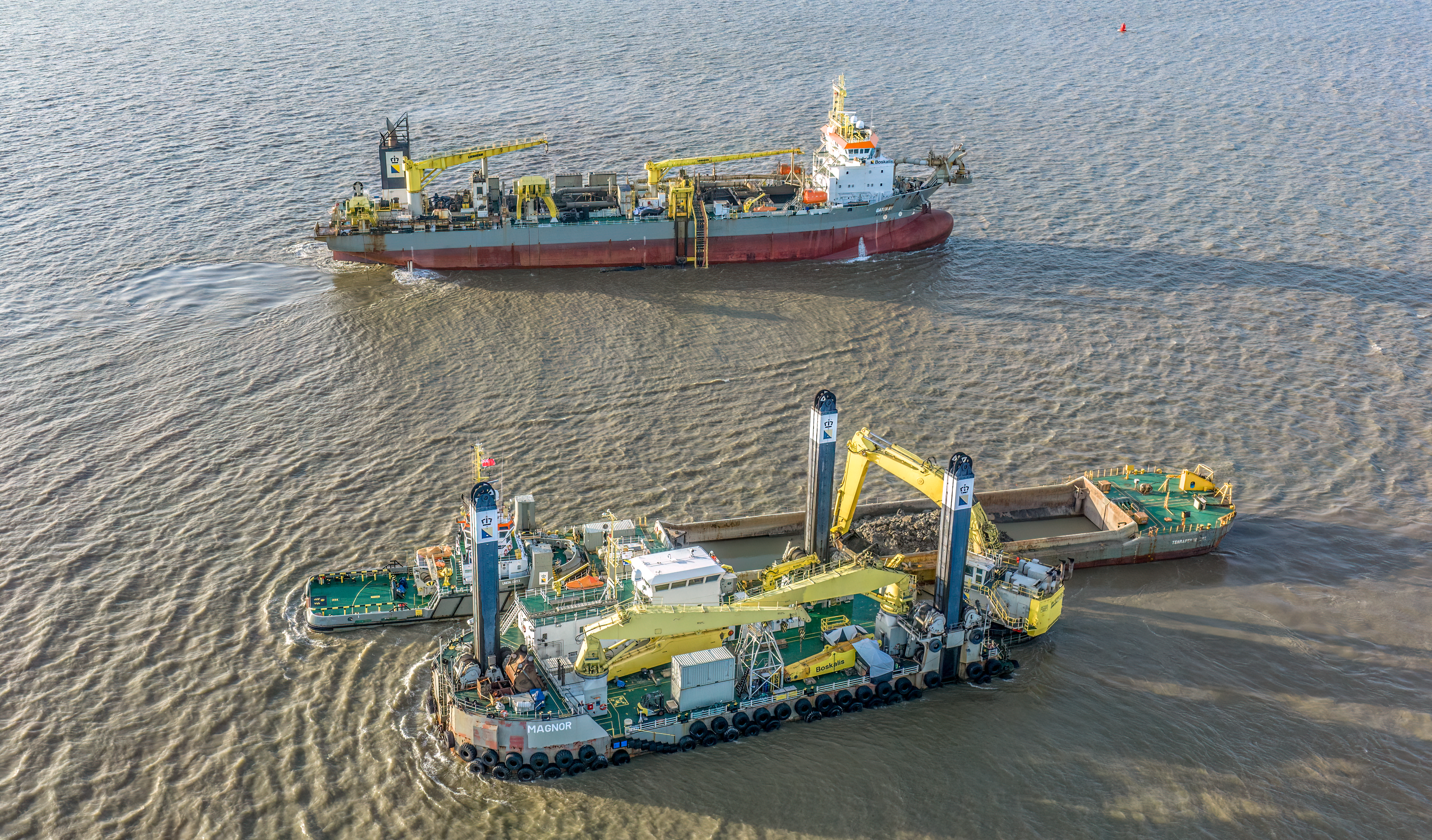 Boskalis TSHD Gateway and Backhoe dredger Magnor_hr
